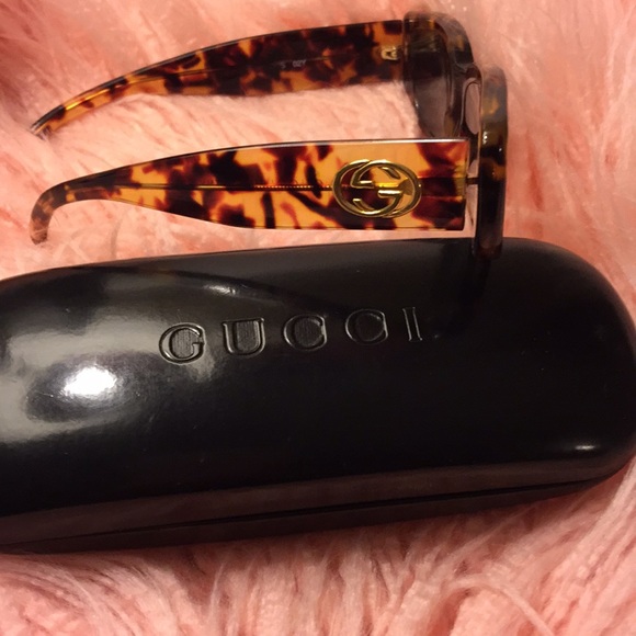 Authentic Gucci sunglasses w/black Gucci case - Picture 2 of 4